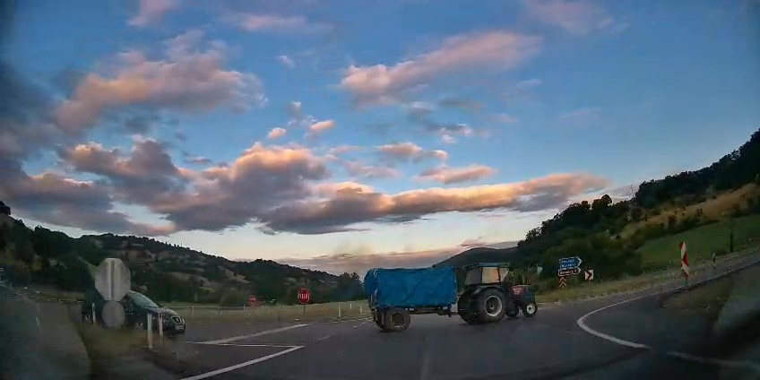 ÖNÜNE ÇIKAN TRAKTÖRE ÇARPMAKTAN KILPAYI KURTULDU: O ANLAR KAMERADA