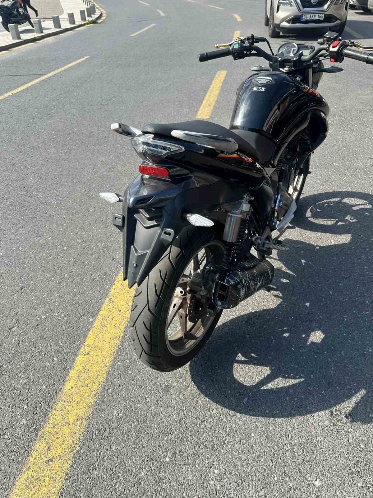 BAŞAKŞEHİR’DE PLAKASIZ VE EHLİYETSİZ MOTOSİKLET SÜRÜCÜSÜNE 131 BİN LİRALIK CEZA