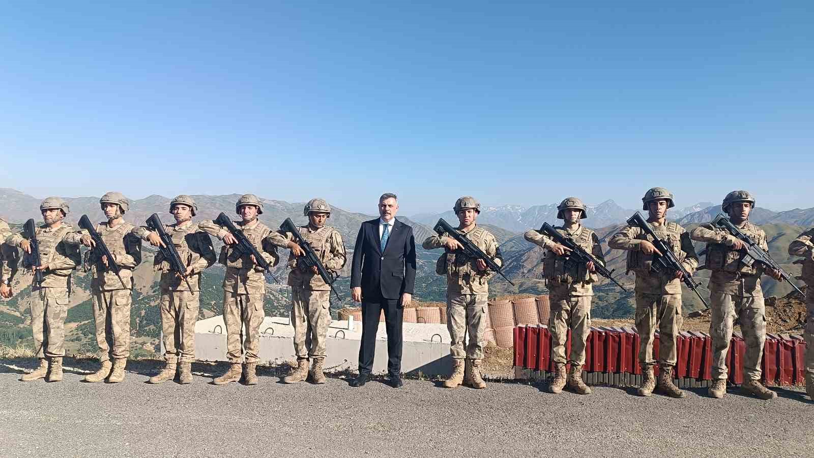 BAKAN ÇİFTÇİ SINIRIN SIFIR NOKTASINDA: "’TERÖRSÜZ TÜRKİYE’ PROJESİ HAYATA GEÇMİŞTİR VE KARARLILIKLA DEVAM EDEREK BAŞARIYA ULAŞACAKTIR"