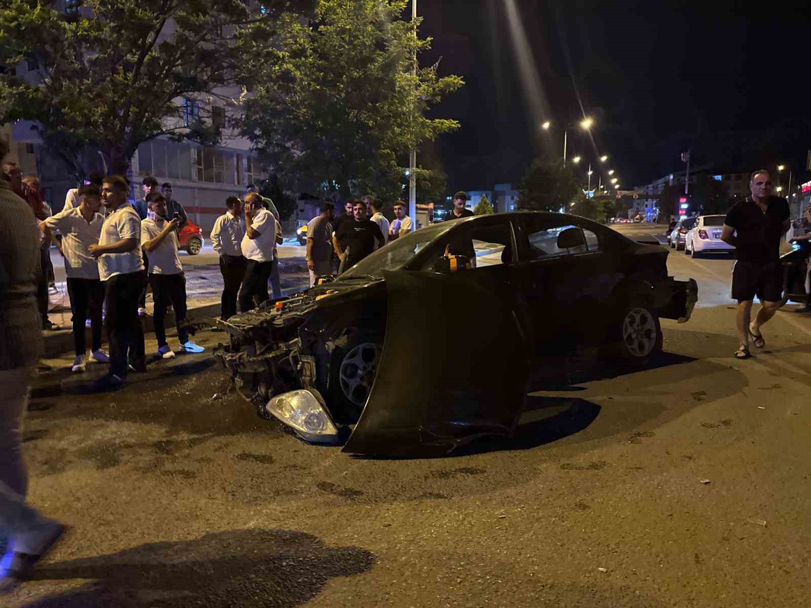 IĞDIR’DA OTOMOBİL AYDINLATMA DİREĞİNE ÇARPTI: 3 KİŞİ YARALANDI
