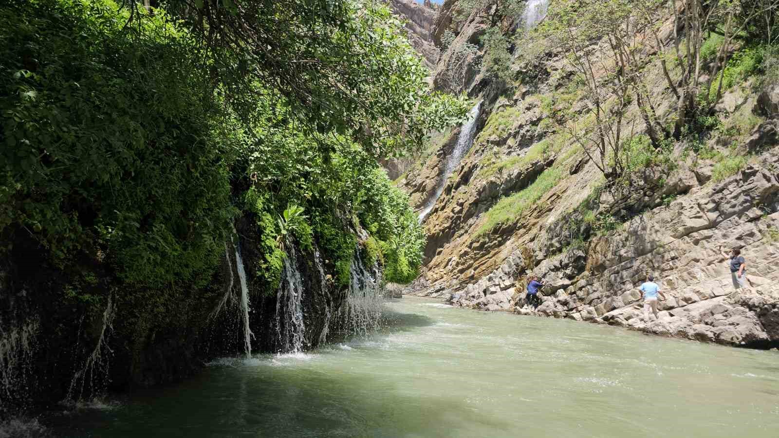 SICAKLARIN ARTMASIYLA HAKKARİ KAVAL ŞELALESİ’NDE YOĞUNLUK YAŞANIYOR
