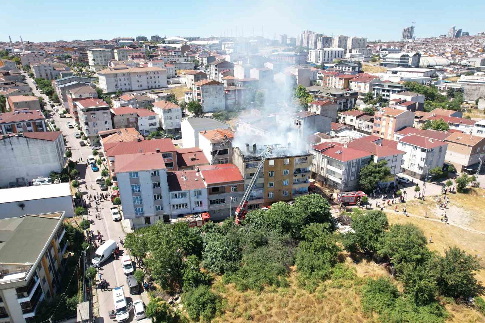 AVCILAR’DA KORKUTAN ÇATI YANGINI