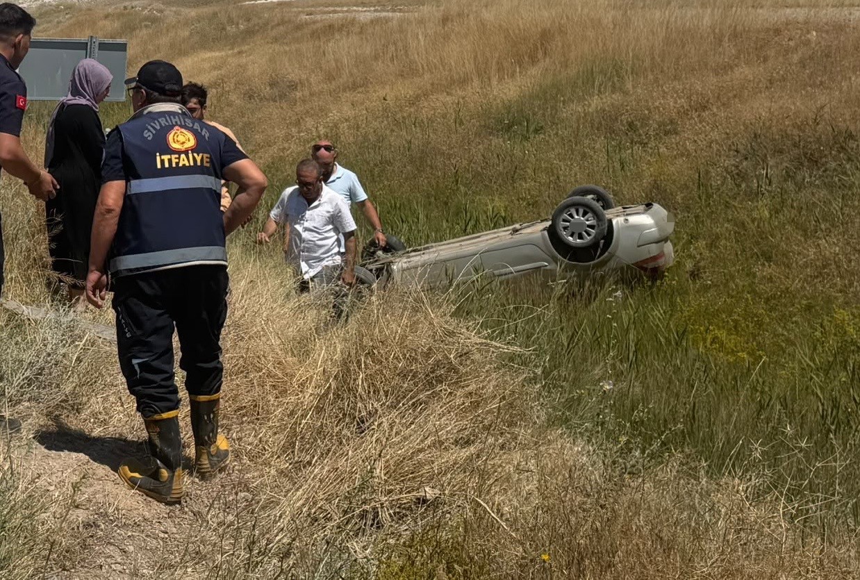 KONYA-ESKİŞEHİR YOLUNDA OTOMOBİL ŞARAMPOLE DEVRİLDİ: 2 YARALI