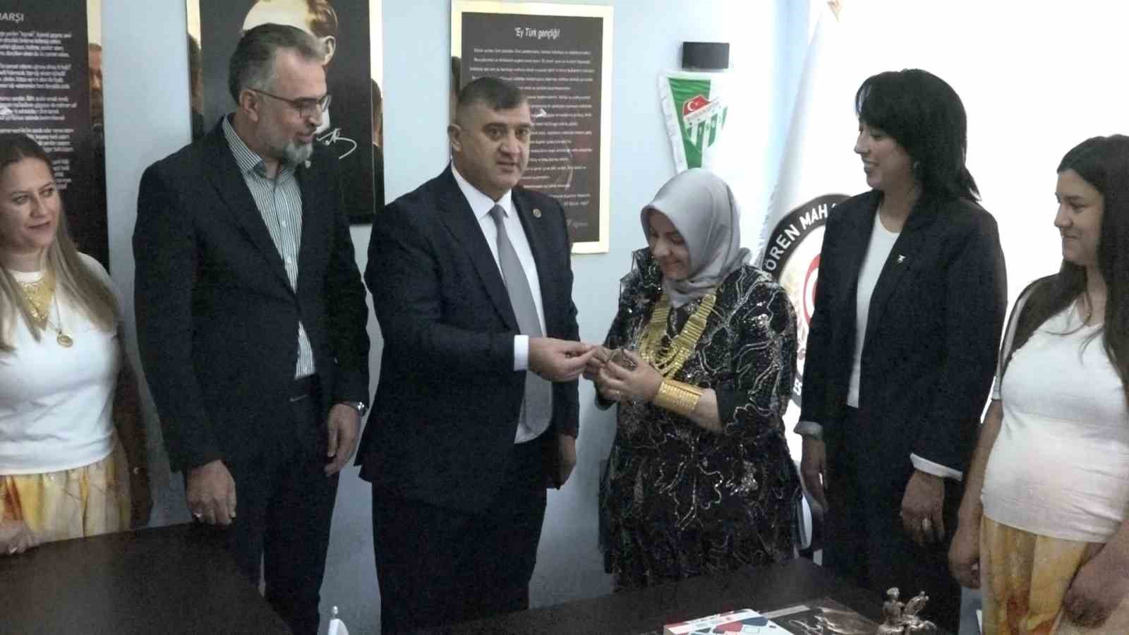 KADINLAR KÖYÜN YÖNETİMİNİ ELE GEÇİRDİ