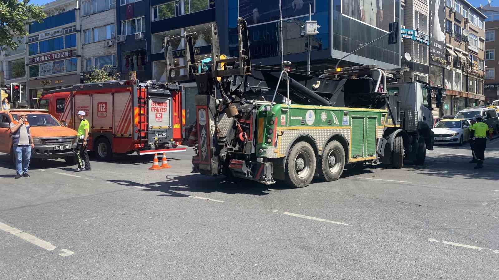 FATİH’TE İETT OTOBÜSÜ İLE AMBULANS ÇARPIŞTI: 5 YARALI