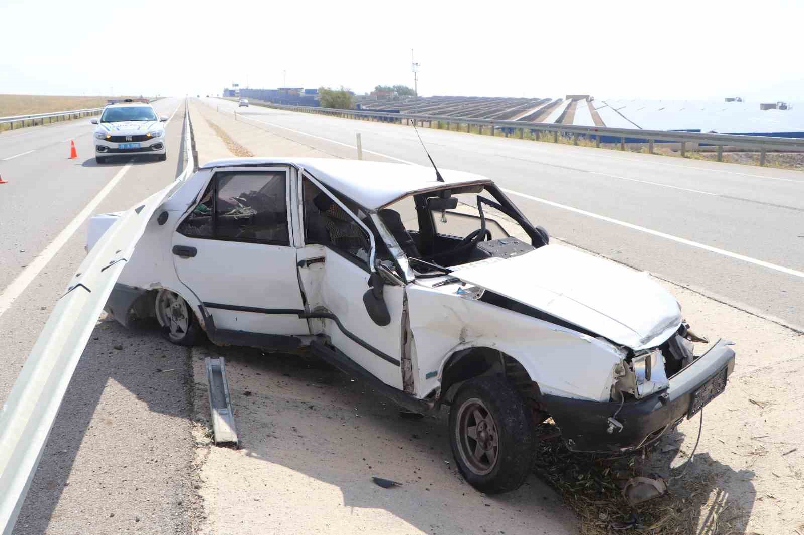 BARİYERLERE ÇARPAN OTOMOBİL İKİ BÜKLÜM OLDU: 1 YARALI