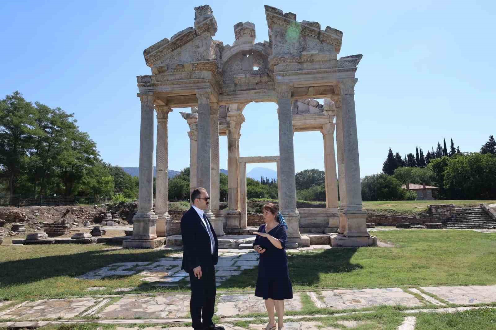 KAYMAKAM BATTAL, AFRODİSİAS’TAKİ ÇALIŞMALARI İNCELEDİ