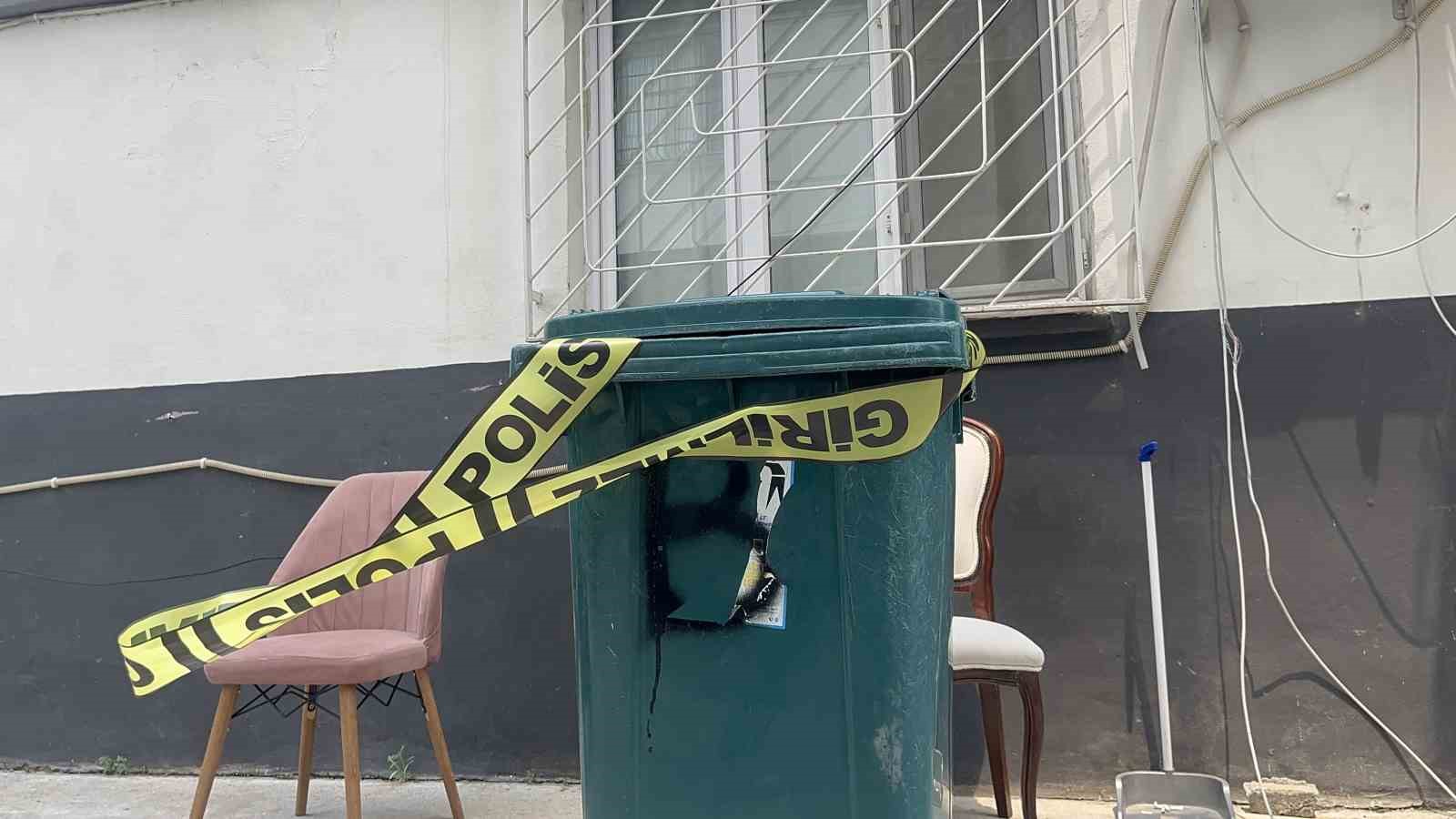 TARTIŞTIĞI EŞİNİN BAŞINA ÇEKİÇLE VURUP BOĞAZINDAN BIÇAKLADI