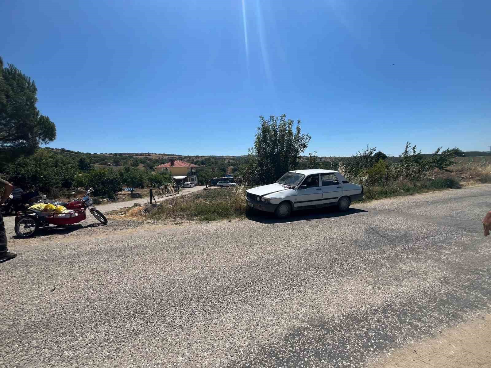 GÖRDES’TE MOTOSİKLET OTOMOBİLE ÇARPTI: 2 YARALI