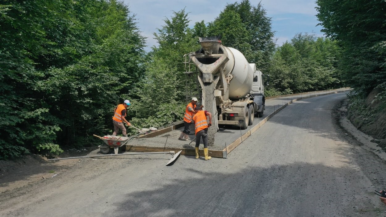 ORDU’DA 3 İLÇEYE HİZMET VERECEK GRUP YOLUNDA BETON YOL ÇALIŞMASI BAŞLADI