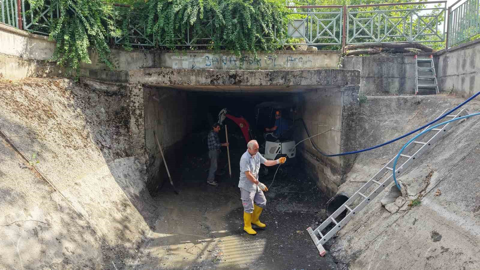 MANİSA’NIN DERELERİNDE KOKU VE KİRLİLİĞE KARŞI KAPSAMLI TEMİZLİK