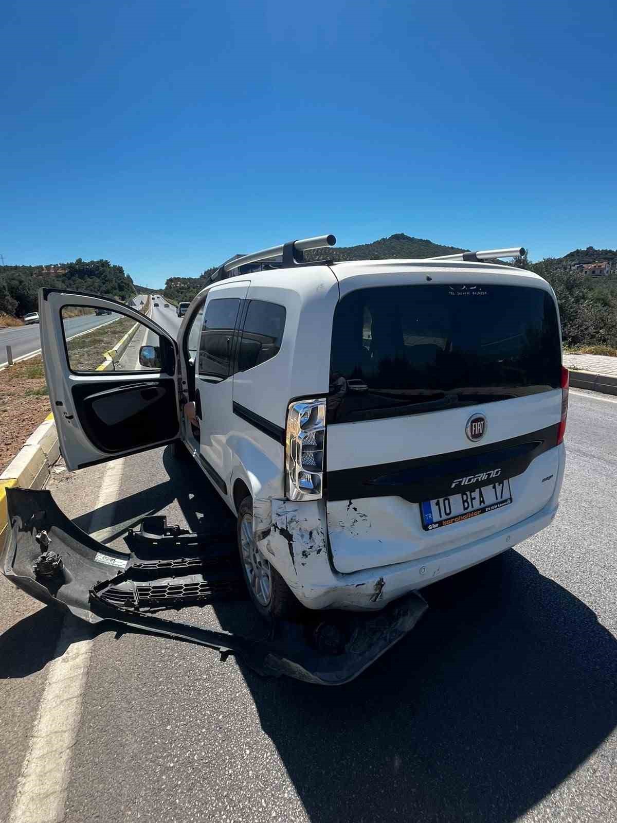 BURHANİYE’DE OTOMOBİLLER ÇARPIŞTI