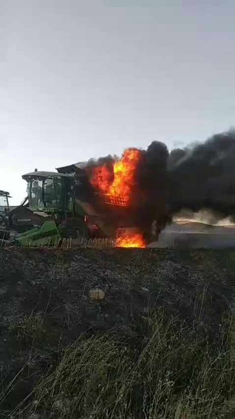 SİVAS’TA HASAT SIRASINDA BİÇERDÖVER ALEV TOPUNA DÖNDÜ