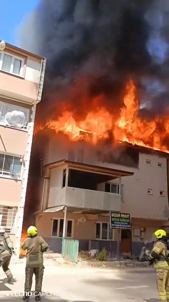 BURSA’DA 3 KATLI BİNANIN ÇATISI ALEVLERE TESLİM OLDU