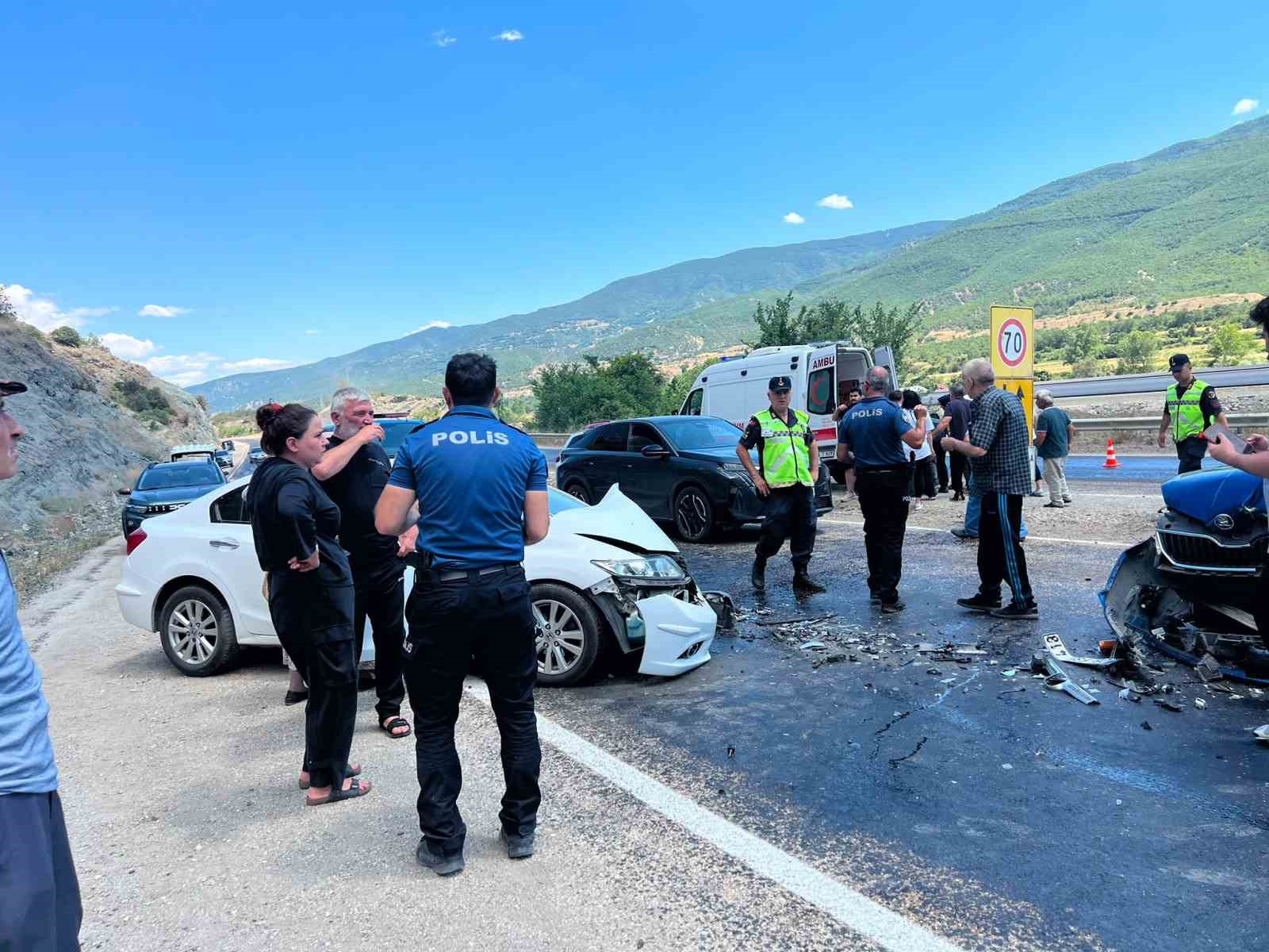 KASTAMONU’DA İKİ OTOMOBİL ÇARPIŞTI: 5 YARALI
