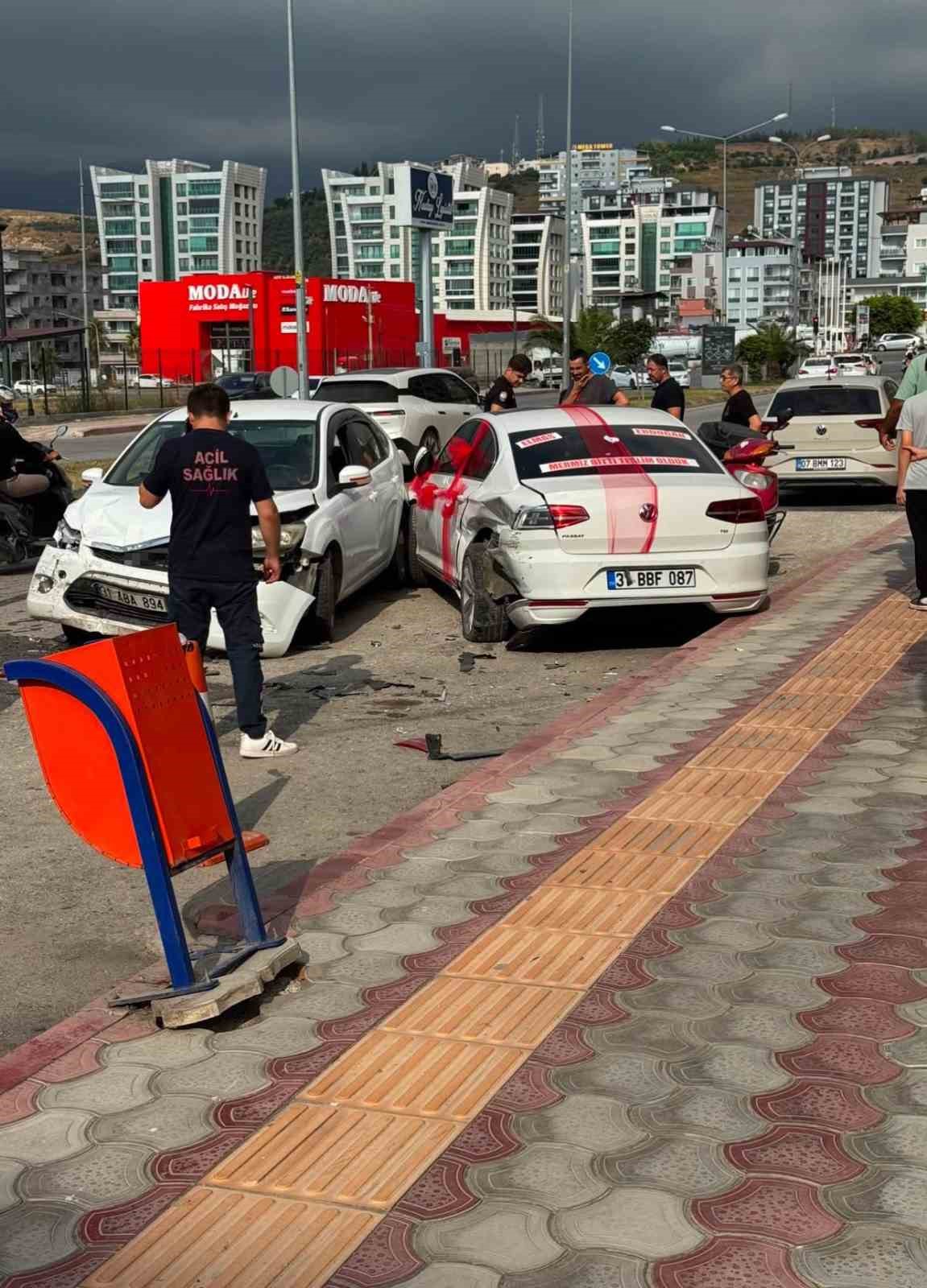 GELİN ARABASI OTOMOBİLLE ÇARPIŞTI: 1 YARALI