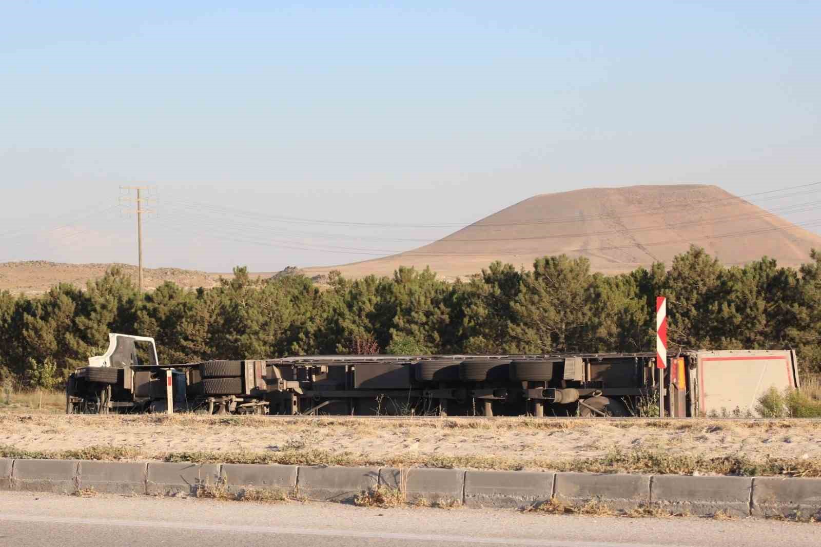 KONTROLDEN ÇIKAN TIR DEVRİLDİ: 1 YARALI