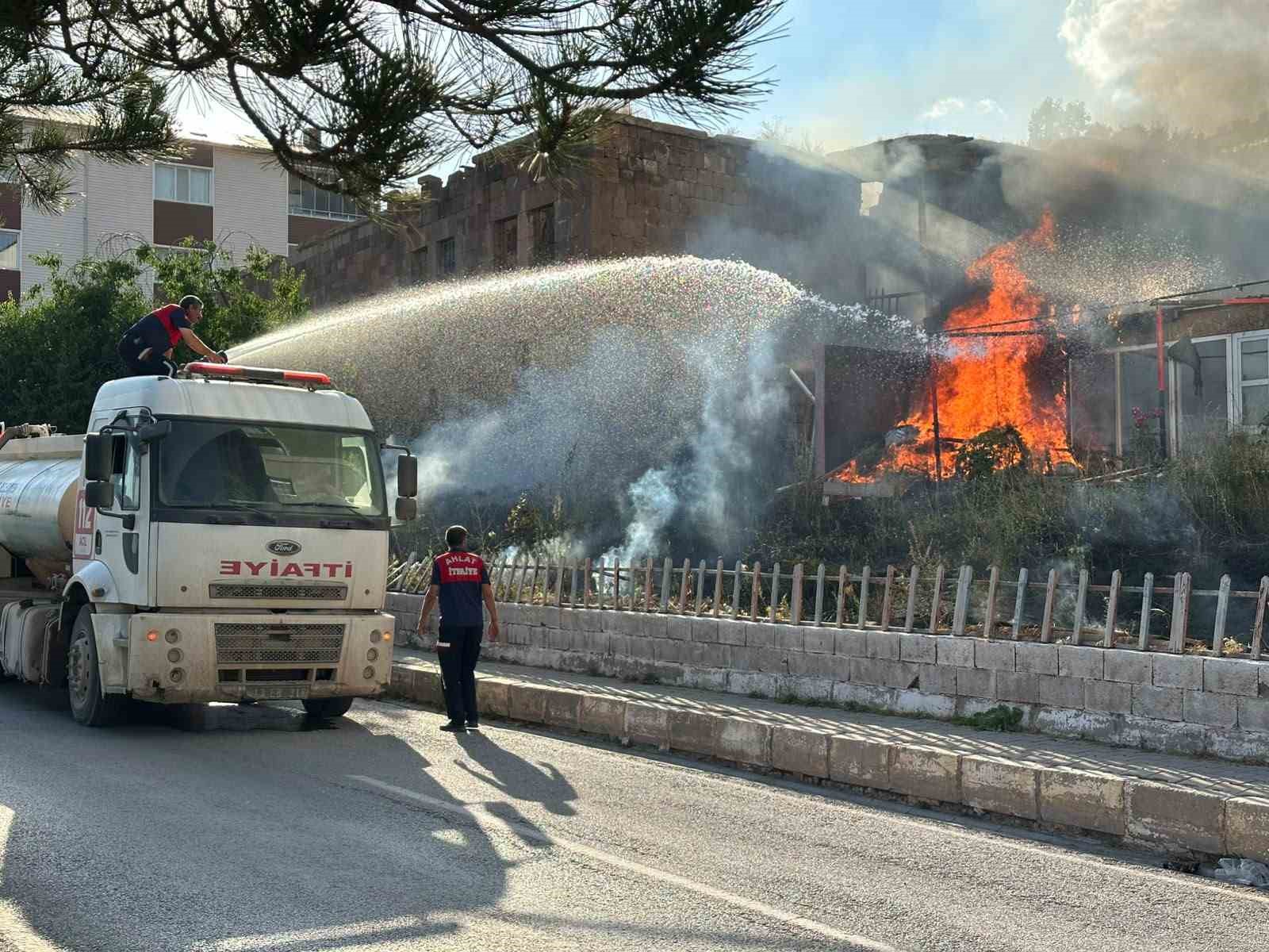 BİTLİS’TE KORKUTAN YANGIN