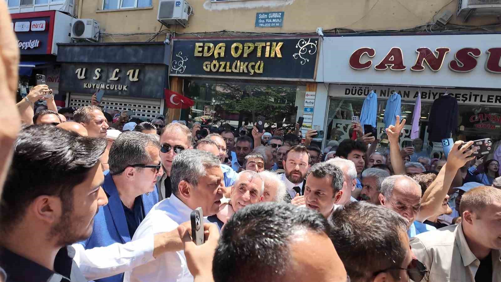 ÖZGÜR ÖZEL’İN NİĞDE PROGRAMINDA VATANDAŞLAR EZİLME TEHLİKESİ GEÇİRDİ