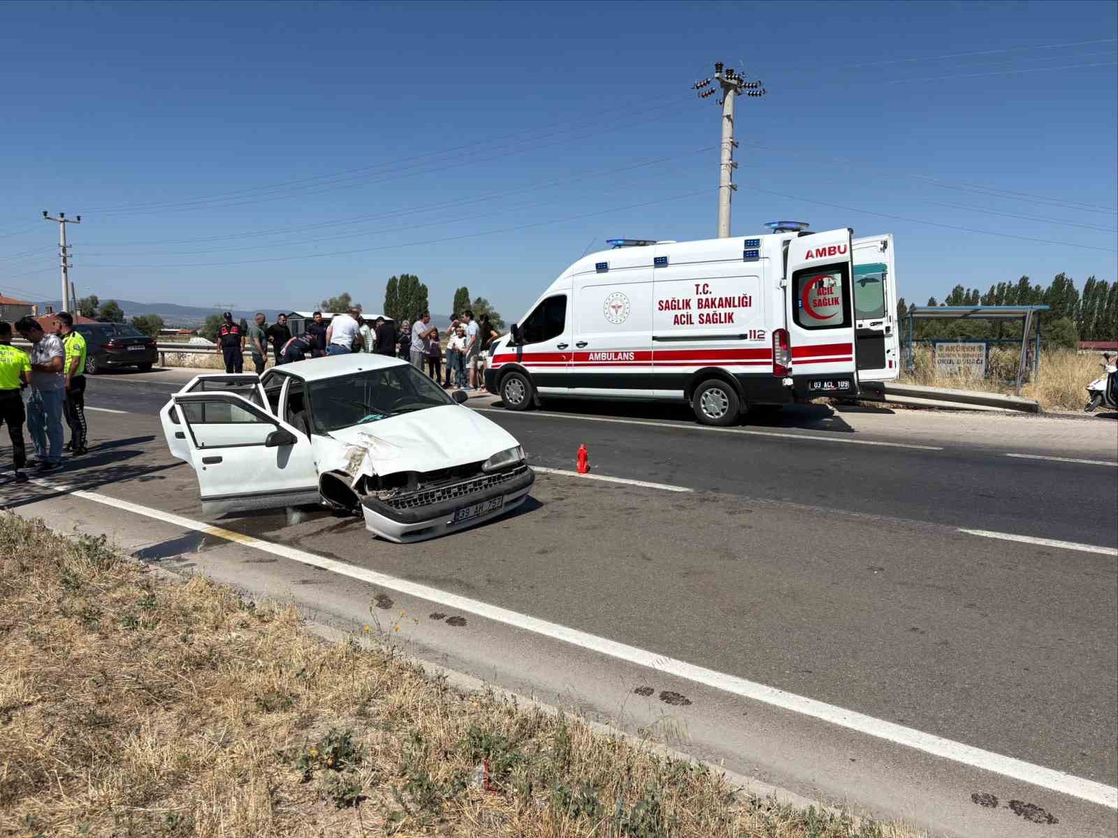 BARİYERLERE ÇARPAN OTOMOBİLDE 6 KİŞİ YARALANDI