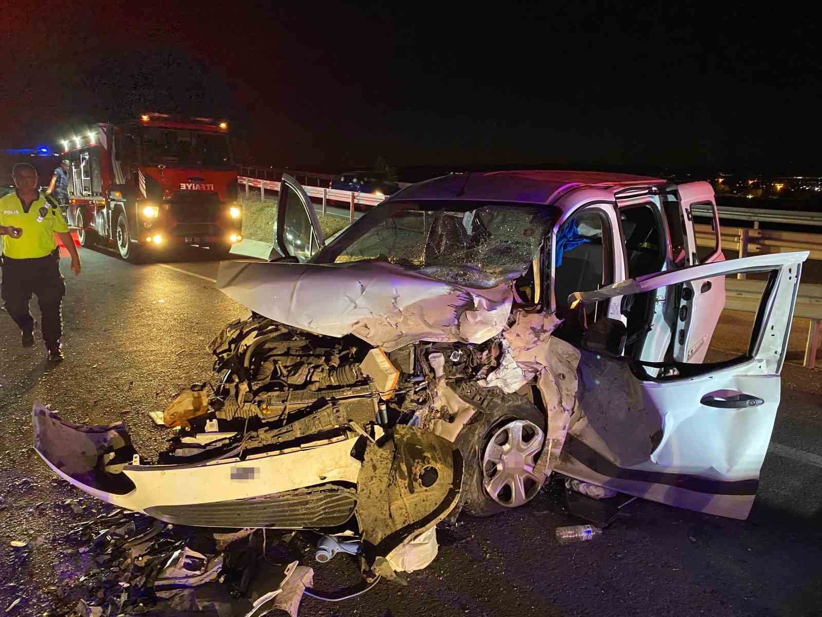 MALATYA’DA HAFİF TİCARİ ARAÇ OTOMOBİLLE ÇARPIŞTI: 5 YARALI