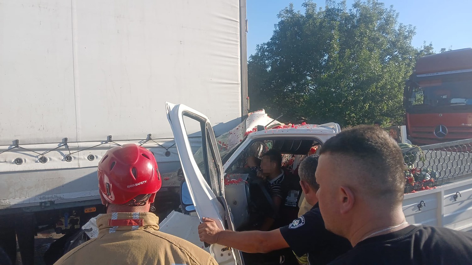 MANİSA’DA KAMYONET TIRA ÇARPTI: 1’İ AĞIR 2 YARALI