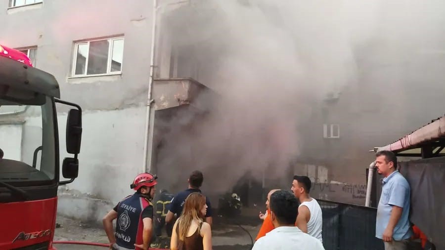 ZONGULDAK’TA BOŞ BİNANIN BODRUM KATINDA YANGIN