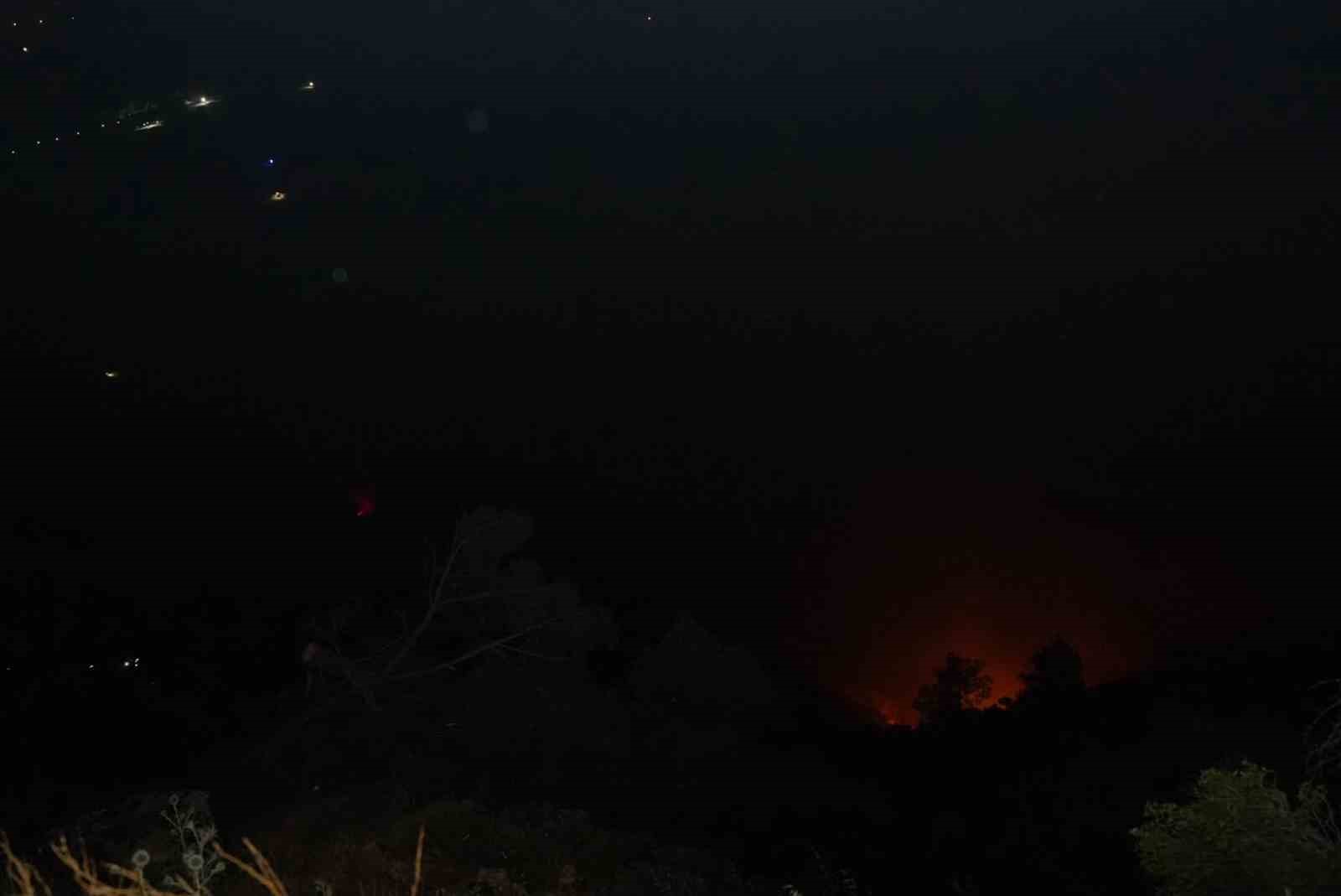 DENİZLİ’DEKİ ORMAN YANGINI GECE SAATLERİNDE RÜZGARIN ETKİSİYLE TEKRARDAN ETKİLİ OLDU