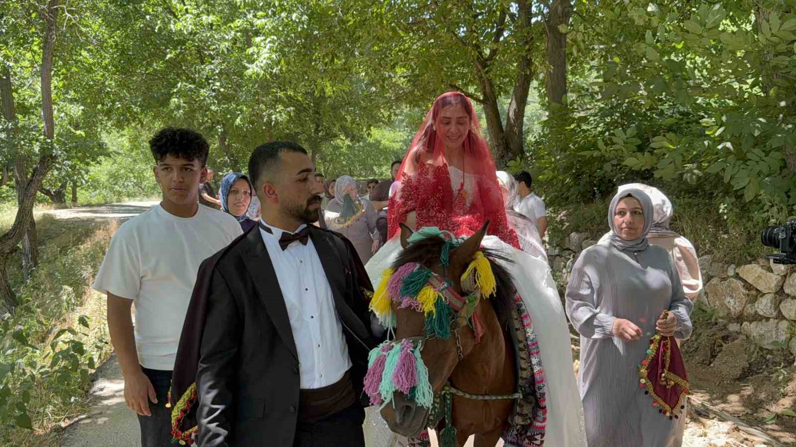 BİTLİS’TE ATLI GELİN GELENEĞİ RENKLİ GÖRÜNTÜLER OLUŞTURDU