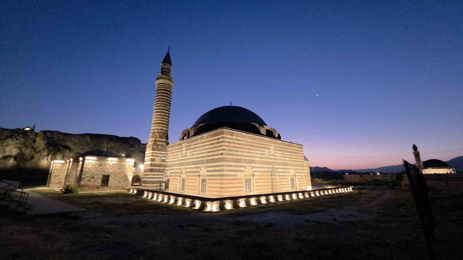 VAN SEMALARINDA HİLAL AY VE MARS, TARİHİ CAMİLERLE AYNI KAREDE