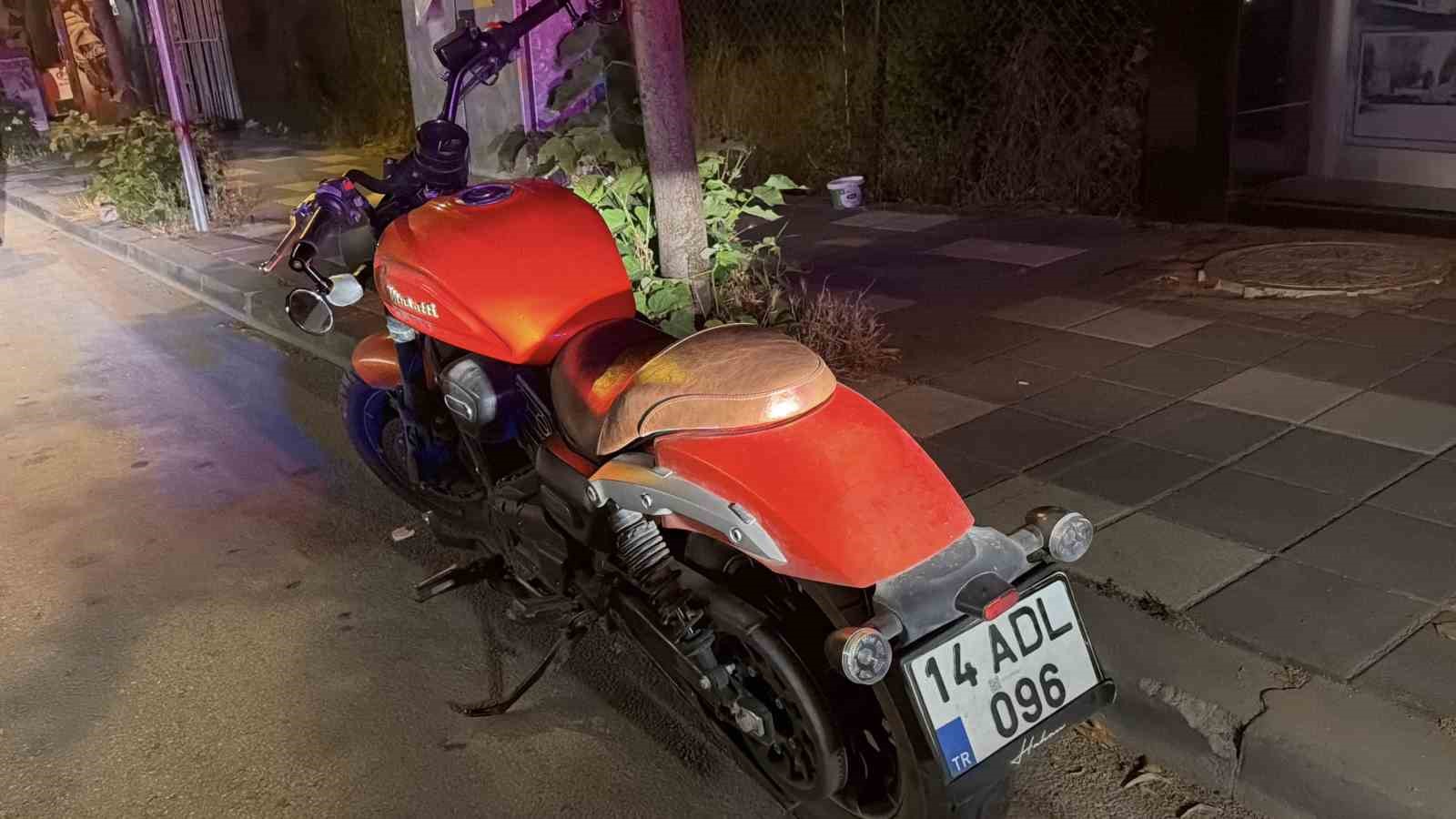 BOLU’DA OTOMOBİLLE ÇARPIŞAN MOTOSİKLETLİ YARALANDI