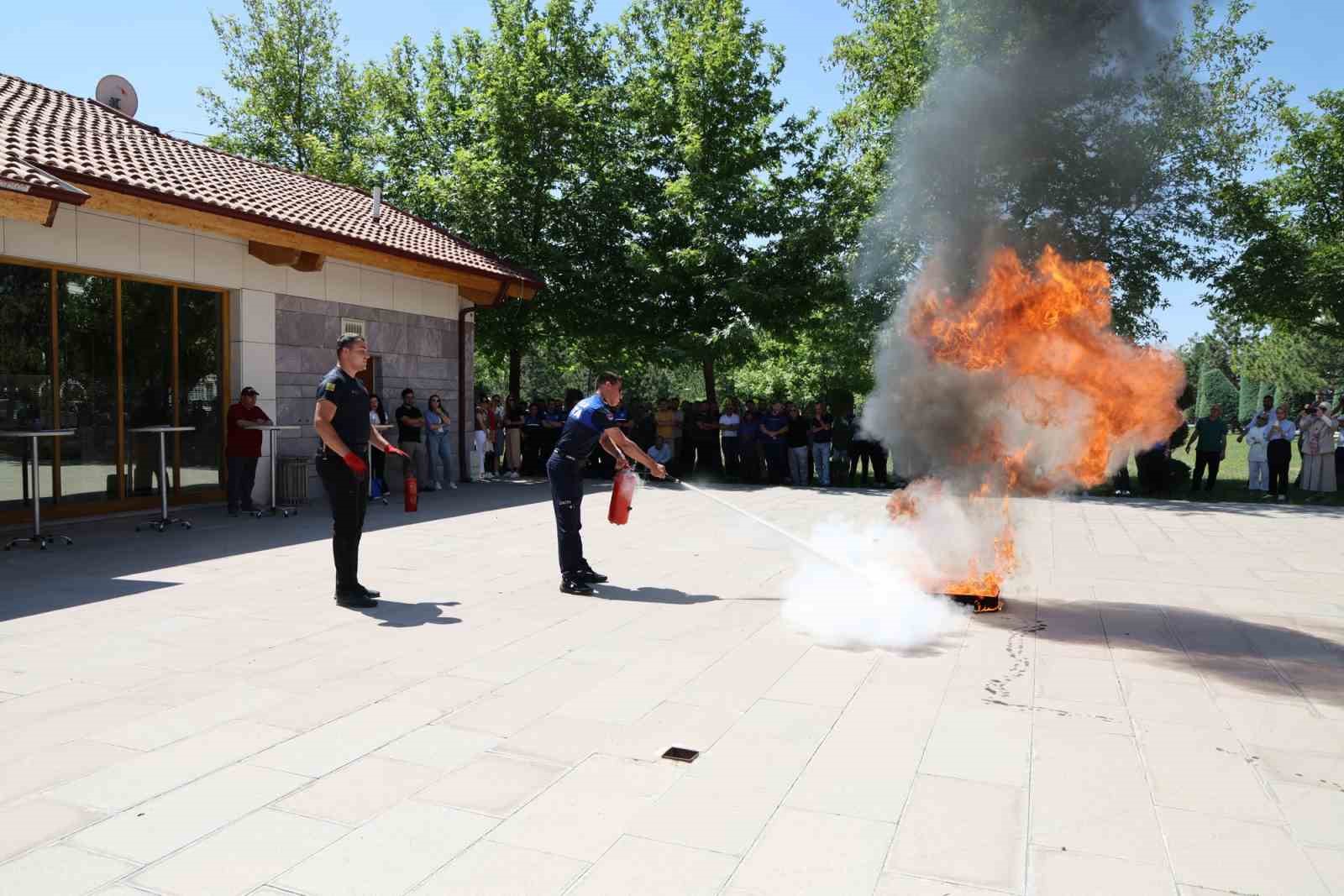 SELÇUKLU BELEDİYESİ PERSONELİNE UYGULAMALI YANGIN EĞİTİMİ VERİLDİ