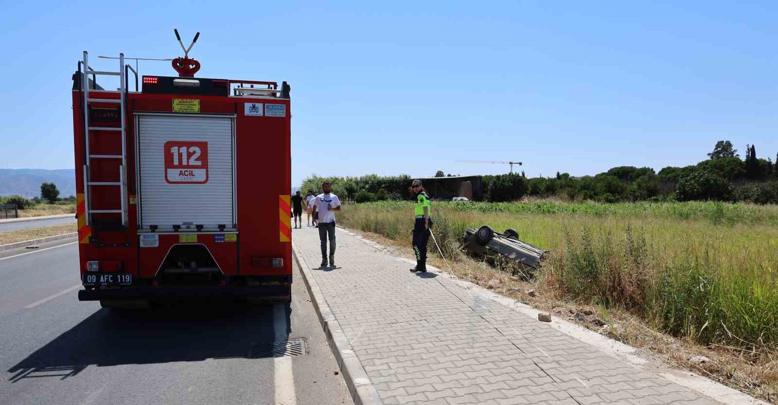 OĞLUNU HASTANEYE GÖTÜRÜRKEN KAZA YAPTI: 2 YARALI
