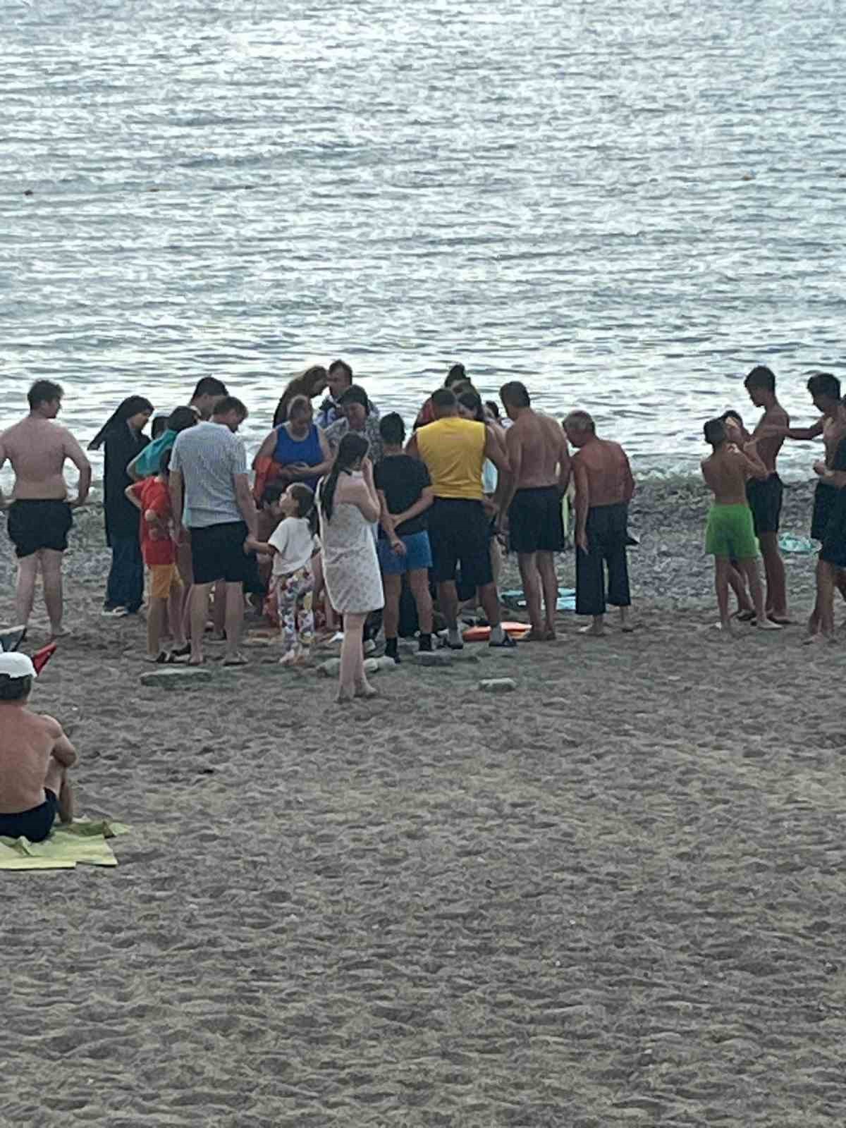 FİLYOS SAHİLİNDE KORKUTAN ANLAR, KRAMP GİREN VATANDAŞI CANKURTARANLAR KURTARDI