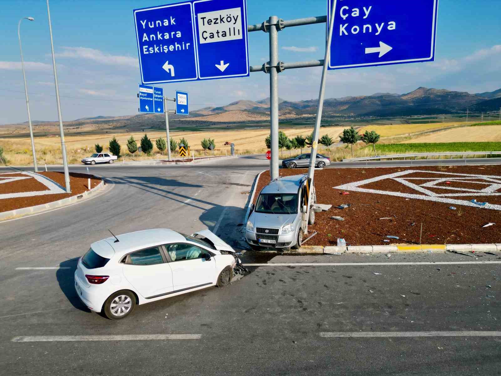 HAFİF TİCARİ ARAÇ OTOMOBİLLE ÇARPIŞTI: 7 YARALI