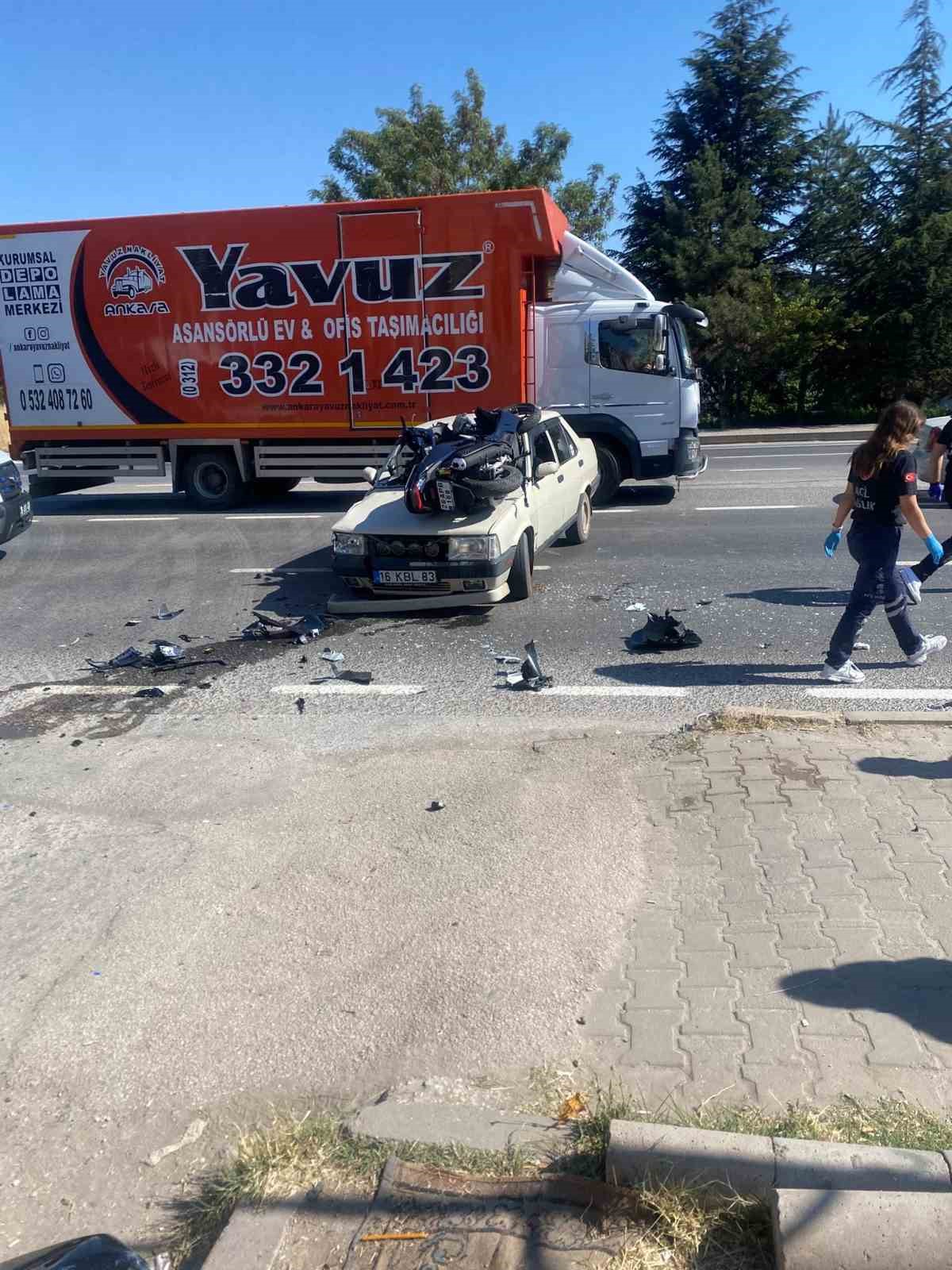 ESKİŞEHİR’DE OTOMOBİL İLE MOTOSİKLET ÇARPIŞTI: 3 YARALI