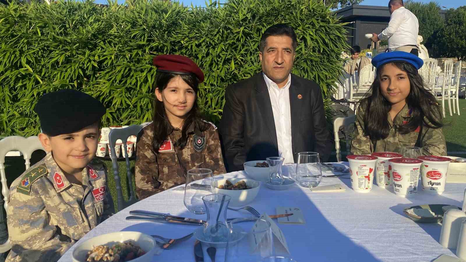 İSTANBUL VALİSİ GÜL: "SOKAKTA BİRBİRİNE BENZEMEYEN, BİRBİRİ GİBİ DÜŞÜNMEYEN, BİRBİRİ GİBİ GİYİNMEYEN HERKESİN BU DARBECİLERE KARŞI DURDUĞUNU GÖRDÜK"