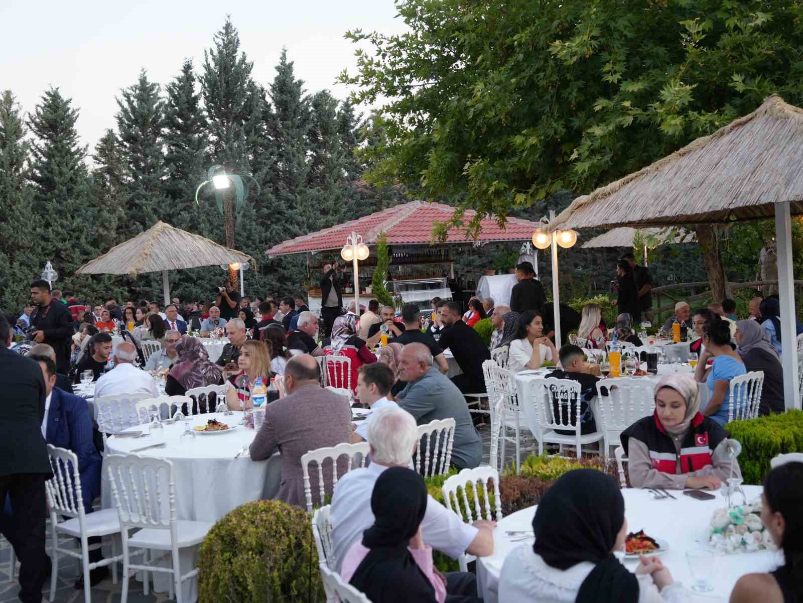 IĞDIR’DA ŞEHİT AİLELERİ VE GAZİLER ONURUNA YEMEK DÜZENLENDİ