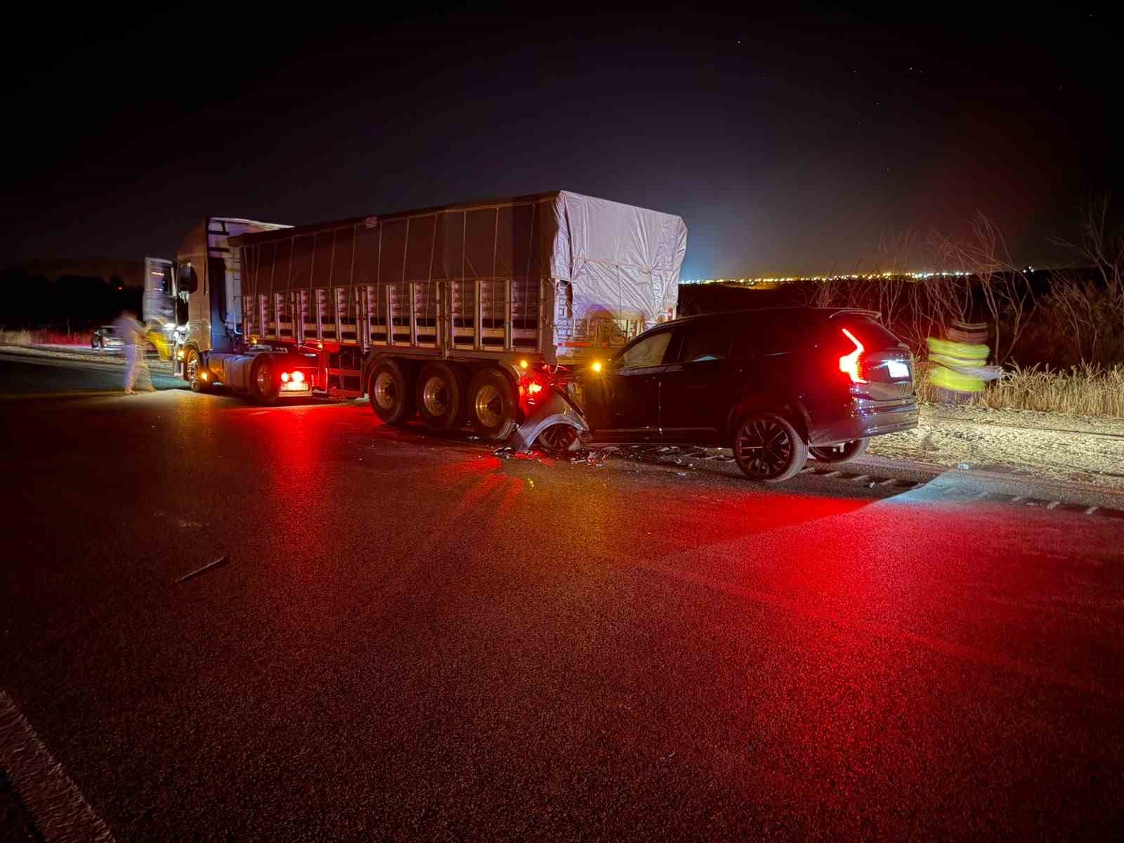 YOZGAT’TA OTOMOBİL TIRA ÇARPTI: 3 YARALI