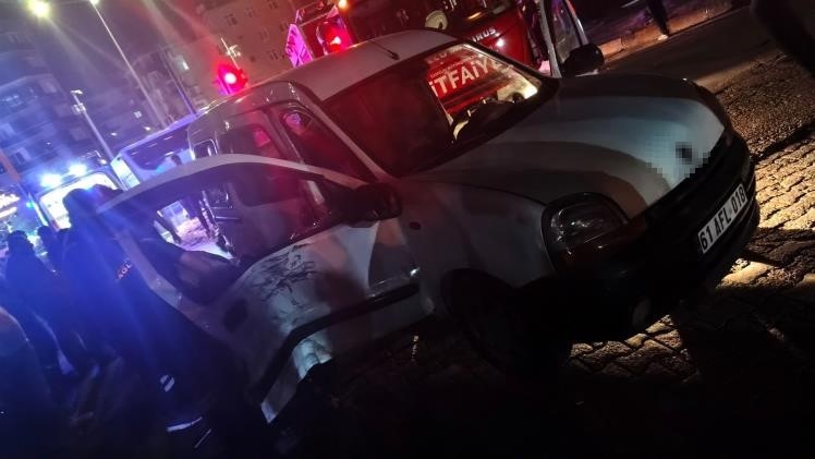 SAMSUN’DA HAFİF TİCARİ ARAÇ İLE MOTOSİKLET ÇARPIŞTI: 5 YARALI