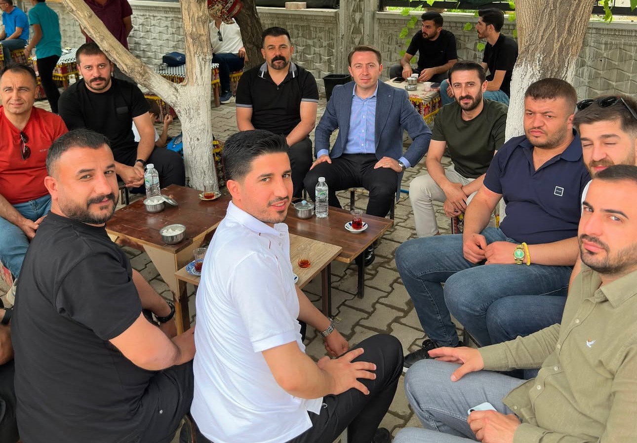 YÜKSEKOVA’DA YÜREKLERİ ISITAN MANZARA: HALKIN İÇİNDE BİR KAYMAKAM