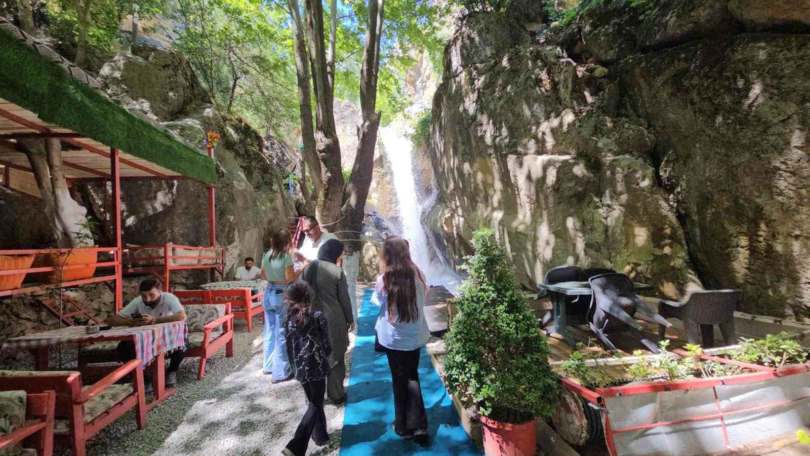 NEHRİ ŞELALESİ’NE YOĞUN İLGİ