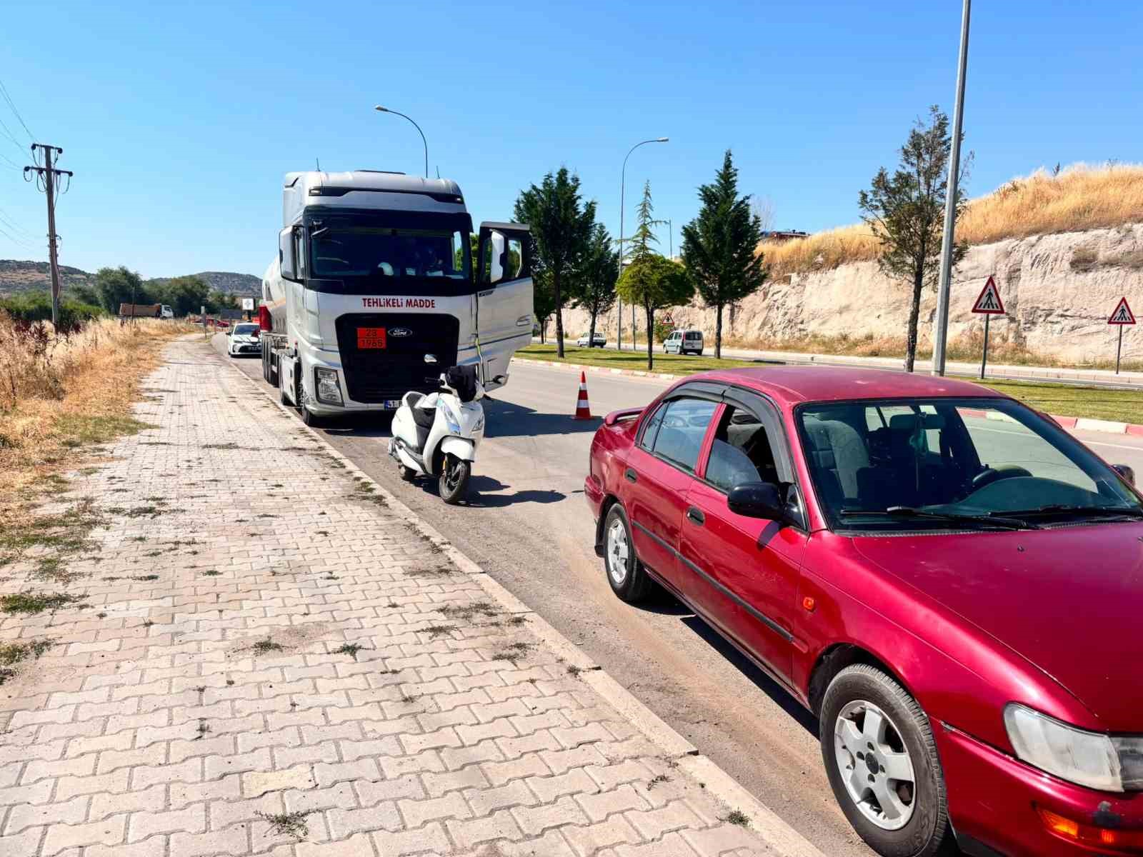GAZ YÜKLÜ TIR OTOMOBİLE ÇARPTI: 1 YARALI