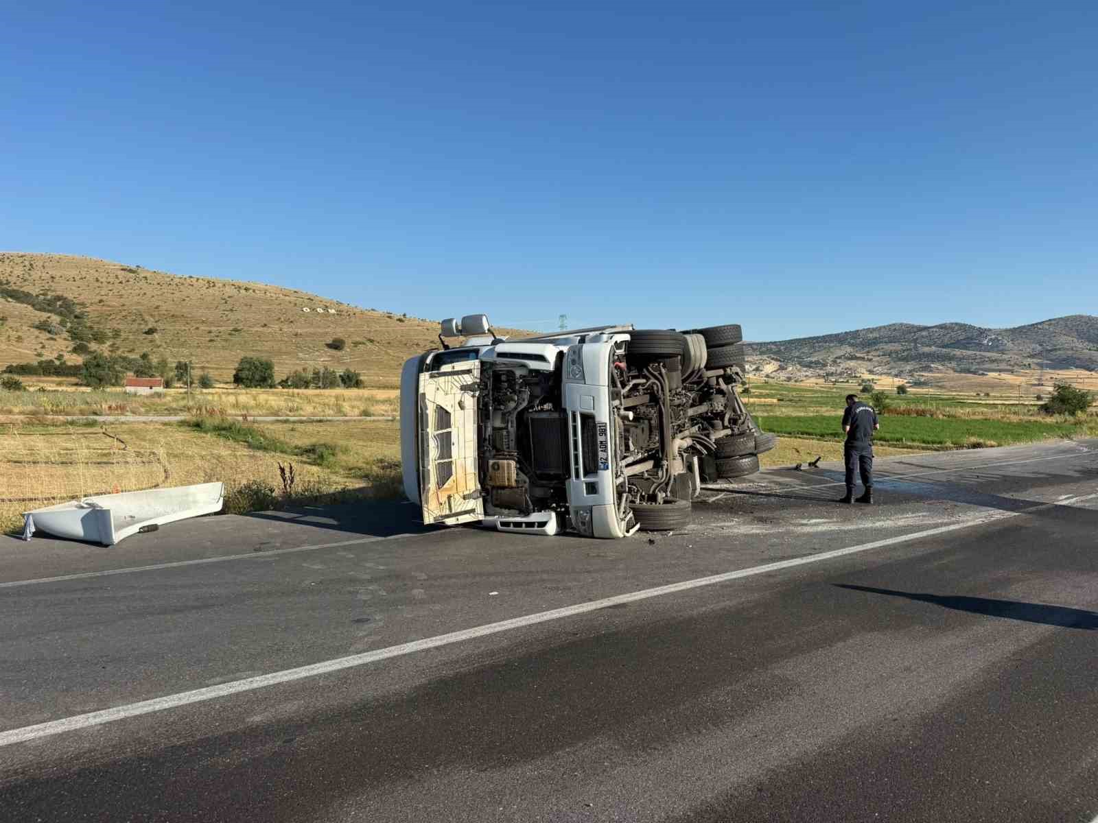 DEVRİLEN TIRIN SÜRÜCÜSÜ YARALANDI