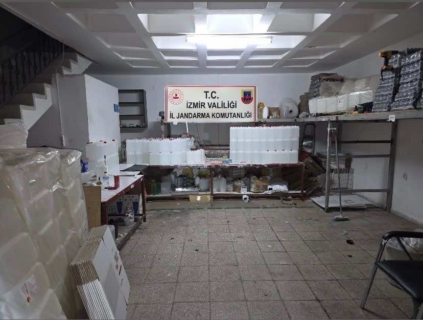 İZMİR’DE 2.5 MİLYON TL’LİK KAÇAK ALKOL VE TÜTÜN OPERASYONU: 14 ŞÜPHELİYE İŞLEM