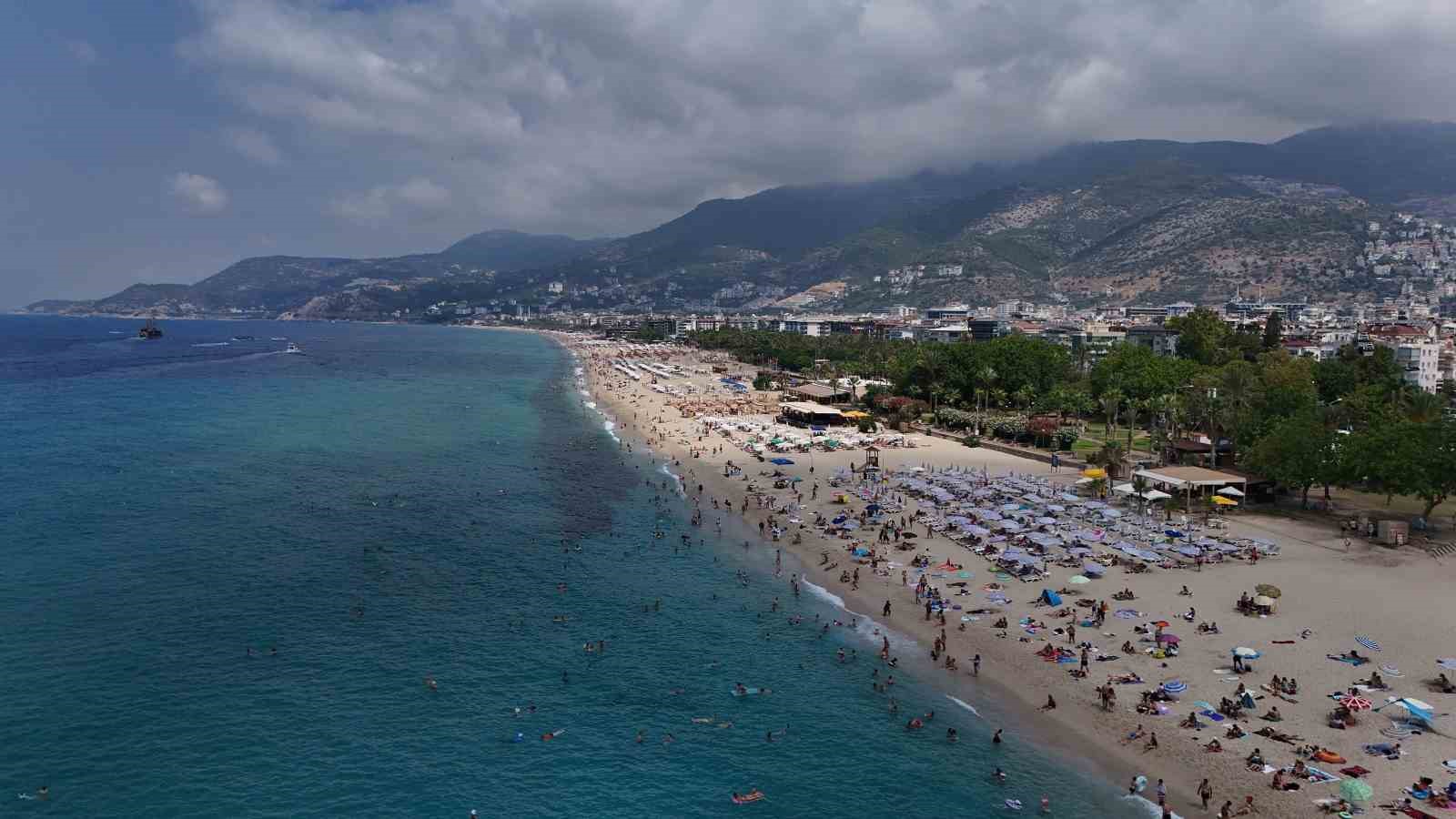 ALANYA’DA TATİLCİLER DENİZ VE GÜNEŞİN TADINI ÇIKARDI