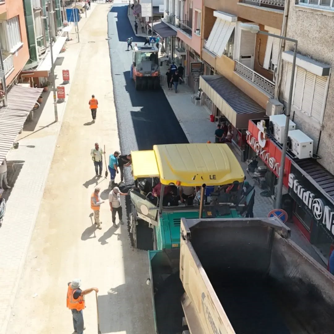 YENİPAZAR’DA SICAK ASFALT ÇALIŞMALARI HIZ KESMİYOR