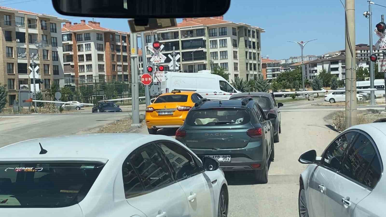 HEMZEMİN GEÇİTTE ARAÇLARIN TEHLİKELİ GEÇİŞLERİ KAMERAYA YANSIDI