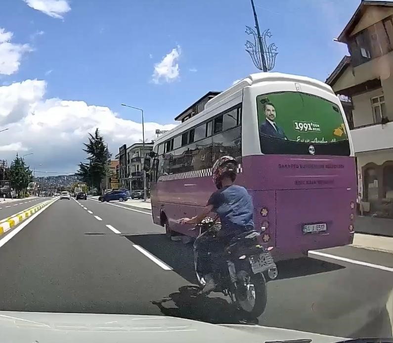 MAKAS ATTI, EGZOZU BAĞIRTTI: PLAKASIZ MOTOSİKLETLİ TRAFİKTE TEHLİKE SAÇTI