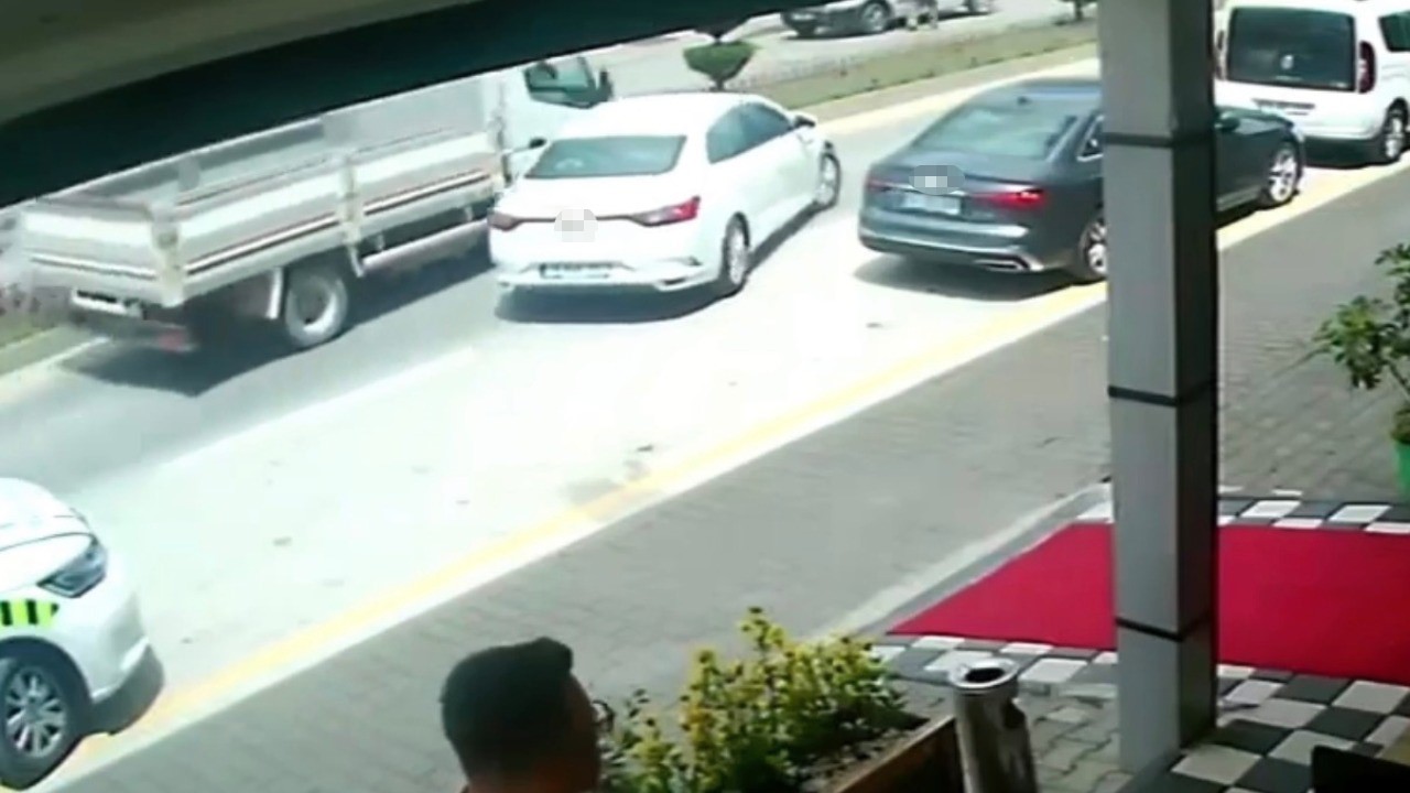 BOLU’DA PARK YERİNDEN ÇIKAN OTOMOBİLE KAMYON ÇARPTI